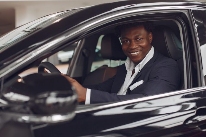 Un homme à bord d'une voiture @freepik.com
