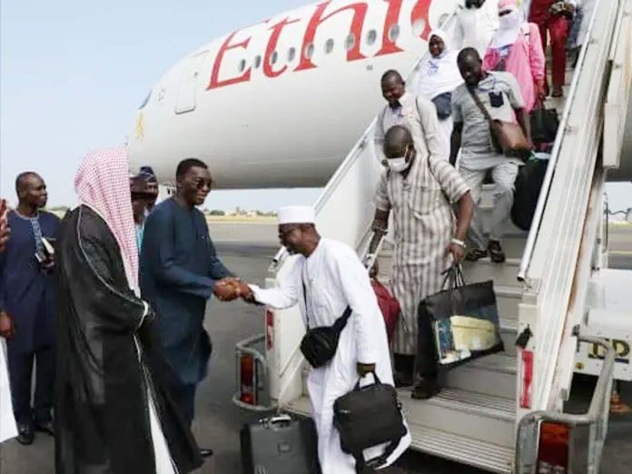 Le ministre de la Sécurité accueille les pèlerins togolais à l'aéroport de Lomé