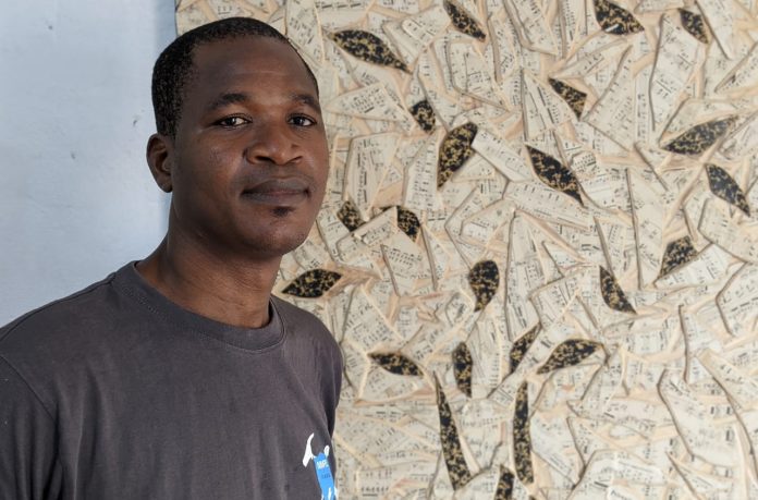 Ruben Assamagan, artiste plasticien dans son atelier à Lomé, juin 2023. @Elisée Rassan