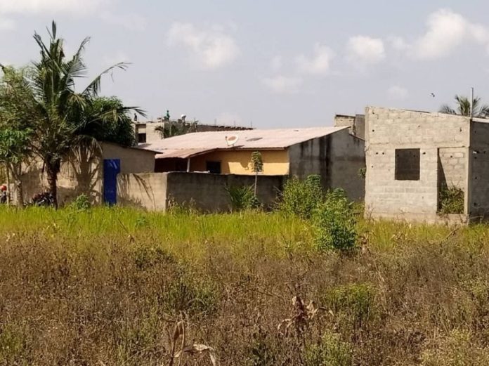 Une maison en construction à Adétikopé