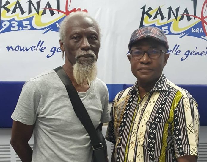 L'écrivain togolais Ayayi Togoata Apedo-Amah (à gauche) et le journaliste Dr Anoumou Amékudji, dans les srudios de Kanal FM. Lomé, 11 novembre 2023. L'écrivain togolais Ayayi Togoata Apedo-Amah (à gauche) et le journaliste Dr Anoumou Amékudji, dans les srudios de Kanal FM. Lomé, 11 novembre 2023.