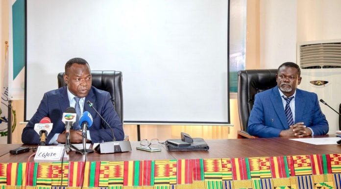 Le Commissaire général de l'OTR, Philippe Kokou Tchodie (à gauche) et le directeur de la communication et des services aux usagers, Afosoro Donko. Lomé, le 19 décembre 2023. Le Commissaire général de l'OTR, Philippe Kokou Tchodie (à gauche) et le directeur de la communication et des services aux usagers, Afosoro Donko. Lomé, le 19 décembre 2023.