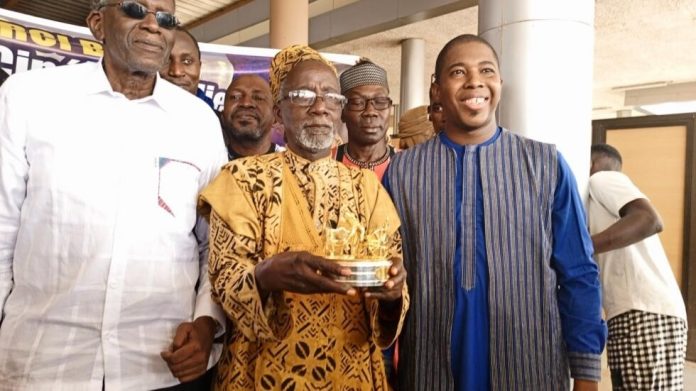Souleymane Cissé dévoile fièrement son 'Carrosse d'or' remporté au Festival de Cannes 2023, à Bamako. © Kaourou Magassa / RFI