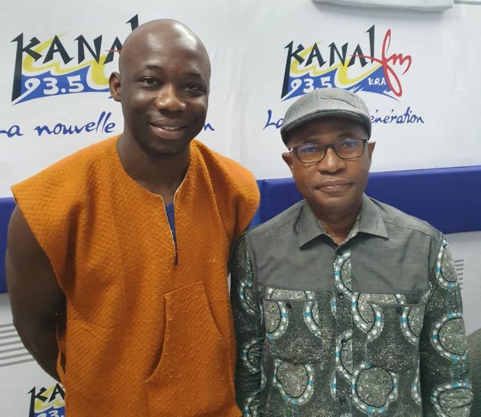 L'artiste togolais David Ganda et le journaliste togolais Anoumou Amekudji