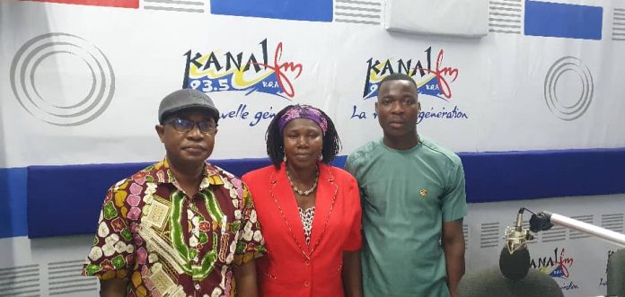 Patricia Siliadin, docteure en théâtre africain (au milieu), Antoine Esseh, titulaire d'un master en littérature francophone (à droite) et le journaliste Dr Anoumou Amekudji (à gauche)