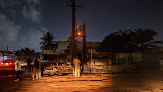 Des agents de la CEET interviennent sous le poteau électrique endommagé à Agoè-Logopé, Lomé, le 31 mai 2024. @Elisée Rassan / Le clik Des agents de la CEET interviennent sous le poteau électrique endommagé à Agoè-Logopé, Lomé, le 31 mai 2024. @Elisée Rassan / Le clik