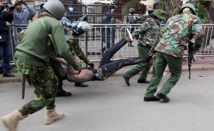 Des policiers le 27 juin 2024 à Nairobi arrêtant un homme lors d'une manifestation faisant suite à la mort d'au moins 23 personnes ayant protesté contre le projet de loi de finances, à Nairobi, au Kenya. REUTERS - Monicah Mwangi