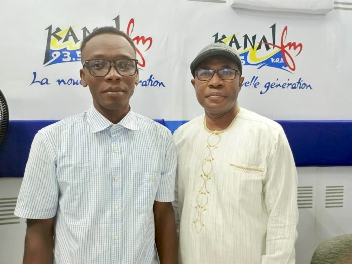 Ilyassou Tchatagba, écrivain invité de l'émission et Anoumou Amekudji, présentateur de l'émission