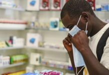 Un homme achète un masque pour se protéger du coronavirus, en Zambie, le 6 février 2020. © Emmanuel Mwiche/AP/SIPA