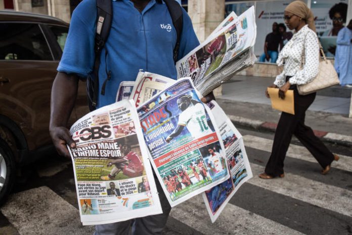 [Illustration] Un marchand de journaux à Dakar, le 10 novembre 2022. JOHN WESSELS - AFP