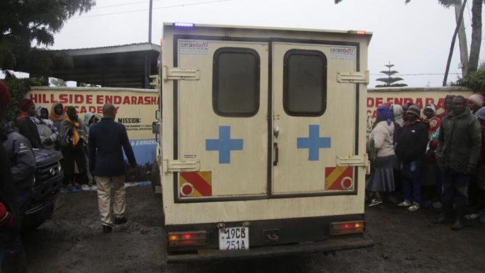 Une ambulance arrive à l'abord de l’école primaire Hillside Endarasha à la suite d’un incendie à Nyeri, au Kenya, le vendredi 6 septembre 2024. © AP Une ambulance arrive à l'abord de l’école primaire Hillside Endarasha à la suite d’un incendie à Nyeri, au Kenya, le vendredi 6 septembre 2024. © AP