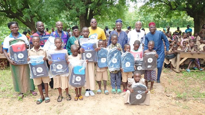 l’ONG J&A Renovate Africa (JARA) offre des kits scolaires essentiels aux élèves les plus démunis. Bassar, 16 / 09 / 2024. l’ONG J&A Renovate Africa (JARA) offre des kits scolaires essentiels aux élèves les plus démunis. Bassar, 16 / 09 / 2024.