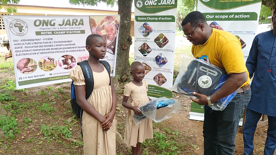 Des élèves reçoivent des kits scolaires offerts par l’ONG J&A Renovate Africa (JARA)