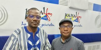 L'écrivain togolais RVino Dzodzi Sokpoh (à gauche) et le journaliste togolais Anoumou Amekudji