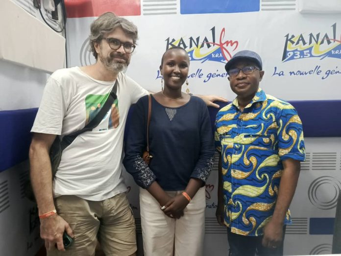 François Archambault, auteur canadien (à gauche), Laura Sheila Inangoma, dramaturge burundaise (au milieu) et Anoumou A,ekudji, journaliste togolais (à droite) François Archambault, auteur canadien (à gauche), Laura Sheila Inangoma, dramaturge burundaise (au milieu) et Anoumou A,ekudji, journaliste togolais (à droite)