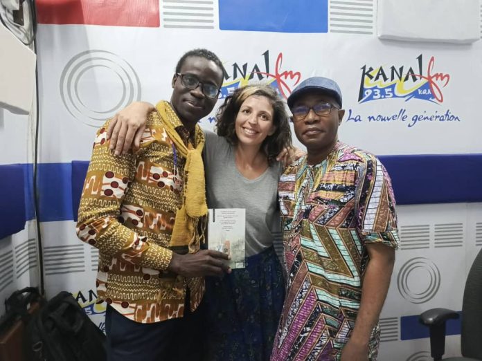 Le Béninois Jérôme Tossavi (à gauche), Angèle Baux Godard, Française et Belge de cœur (au milieu), et le journaliste Anoumou Amekudji (à droite) Le Béninois Jérôme Tossavi (à gauche), Angèle Baux Godard, Française et Belge de cœur (au milieu), et le journaliste Anoumou Amekudji (à droite)