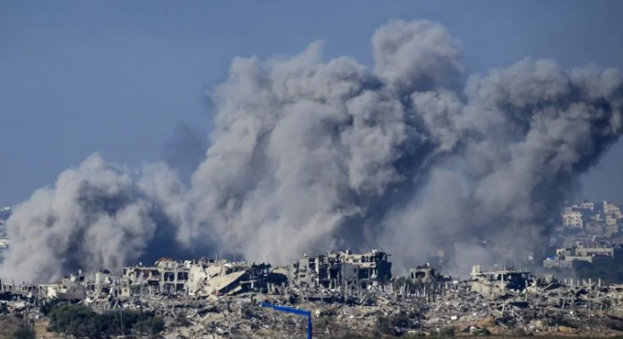 La fumée s'élèvent au-dessus de Gaza après un bombardement israélien © AFP - John MACDOUGALL