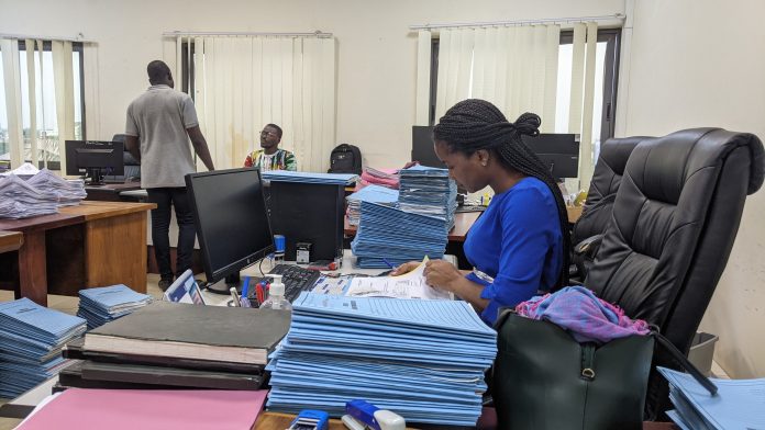 A la Direction du cadastre, de la conservation foncière et de l'enregistrement (DCCFE), des agents étudient des tas de dossiers. Lomé. @Le clik A la Direction du cadastre, de la conservation foncière et de l'enregistrement (DCCFE), des agents étudient des tas de dossiers. Lomé. @Le clik