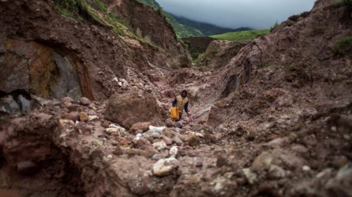 [Image d'illustration] Des mineurs dans une mine à ciel ouvert de l'est de la RD. AFP - GRIFF TAPPER