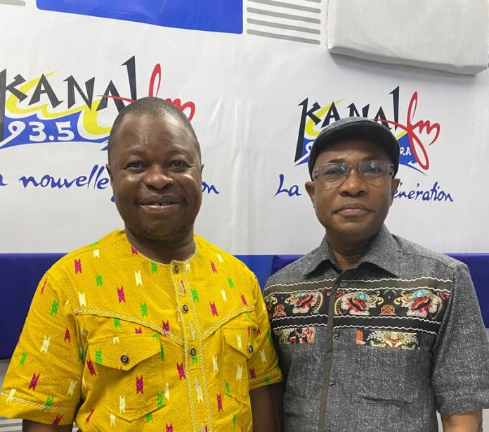 dama Ayikoue (à gauche) auteur du livre Balade culturelle (Tome 1) et le journaliste Dr Anoumou Amekudji (à droite)