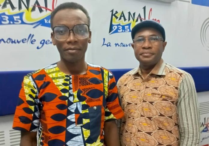 Ilyassou Tchatagba, enseignant de français au lycée Bé Kpota (à gauche) et le journaliste Dr Anoumou Amekudji