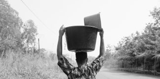 Des centaines de mètres à la recherche de l'eau. ©️ Melisa Madanamootoo
