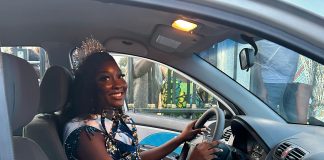 Aldina Koukouizou, Miss Epé-Ekpé 2025, dans sa nouvelle voiture. Aného, le 30 mars 2026. ©️ Le clik
