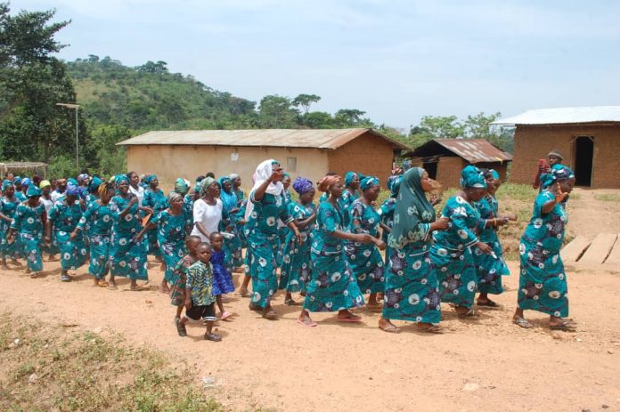 Les femmes ont aussi organisé une caravane à travers les rues du village