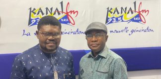 Dr Kossi Wonouvo Gnagnon (à gauche) et le journaliste Dr Anoumou Amekudji