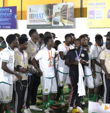 L'ensemble des joueurs et du staff technique du RDA au moment de la remise du trophée