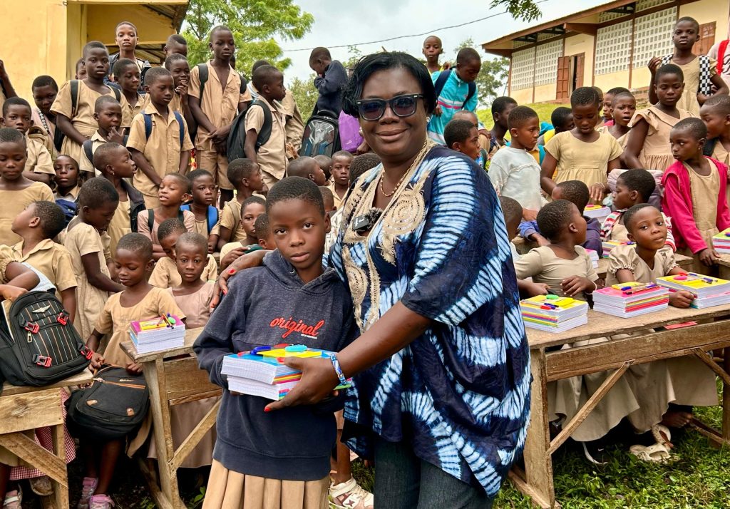 Afeto Afua Mawusimé, directrice exécutive d'Ingreed, remet le kit scolaire à une élève. Kuma Adamé, le 18/09/2026. ©️ Le clik
