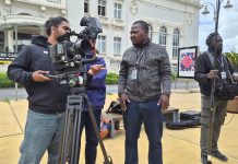 Au tournage, le réalisateur togolais Joël Tchédré (au milieu)