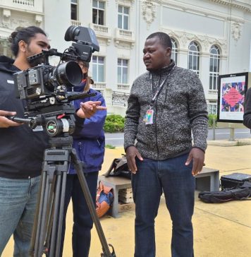 Au tournage, le réalisateur togolais Joël Tchédré (au milieu)