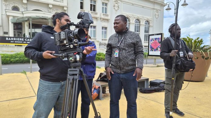 Au tournage, le réalisateur togolais Joël Tchédré (au milieu)