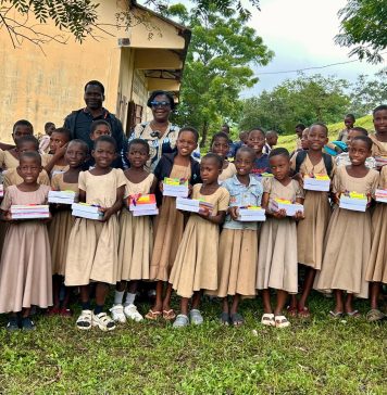 Les trois meilleures filles de chaque classe de l'EPP Kuma Adamé, le 18/09/2026. ©️ Le clik