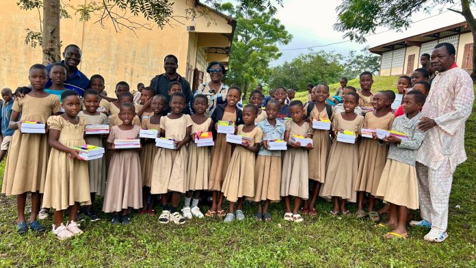 Les trois meilleures filles de chaque classe de l'EPP Kuma Adamé, le 18/09/2026. ©️ Le clik Les trois meilleures filles de chaque classe de l'EPP Kuma Adamé, le 18/09/2026. ©️ Le clik