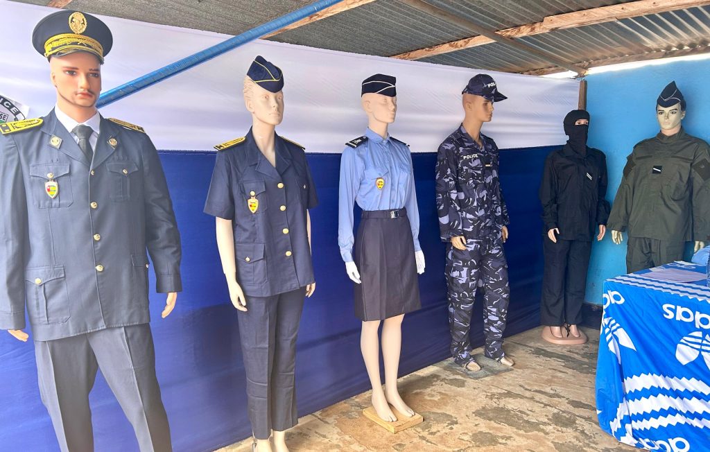Différentes tenues de police exposées au commissariat de Kpalimé