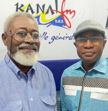 Dr Kossi Komla-Ebri (à gauche) et Dr Anoumou Amekudji, le 19 septembre 2026 dans les studios de Kanal FM à Lomé