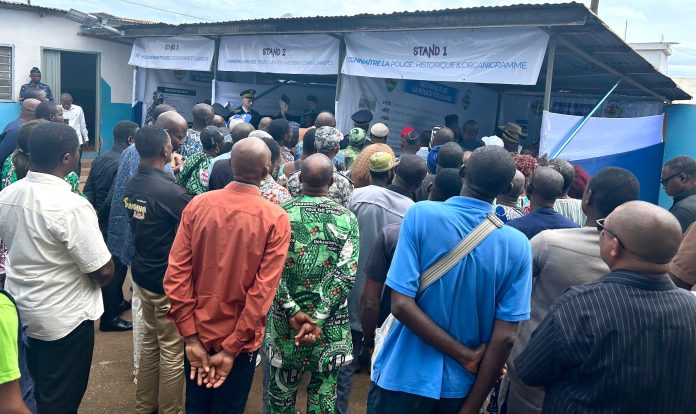 Les visiteurs suivent un exposé sue l'historique de la Police nationale togolaise. Kpalimé, le 06/10/2026. ©️ Le clik Les visiteurs suivent un exposé sue l'historique de la Police nationale togolaise. Kpalimé, le 06/10/2026. ©️ Le clik