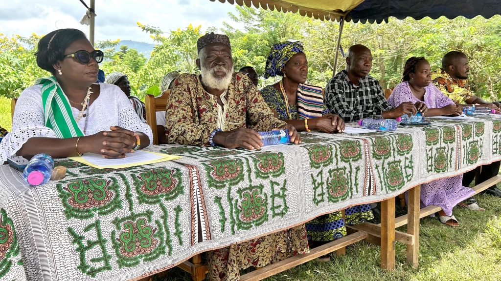 Afua Mawussimé au premier rang de la table d'honneur